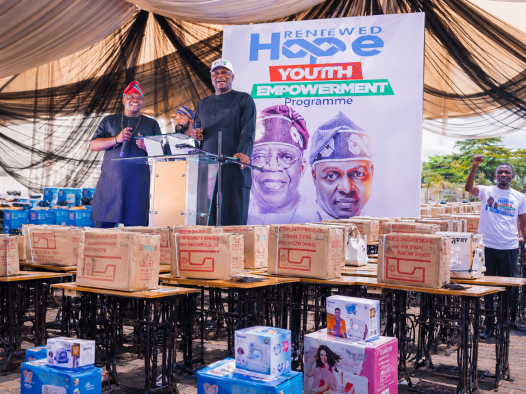 APC chairman disburses N280m to 1,400 entrepreneurs in Plateau, urges wealth creation